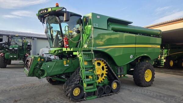 Sklízecí mlátička John Deere S785i na pásech