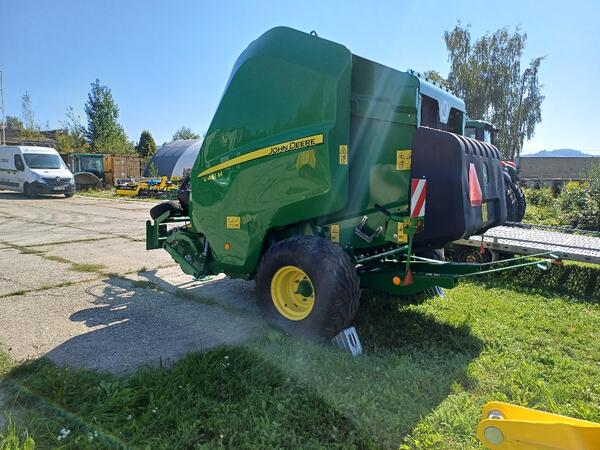 Lis na kulaté balíky John Deere V451M s variabilní komorou