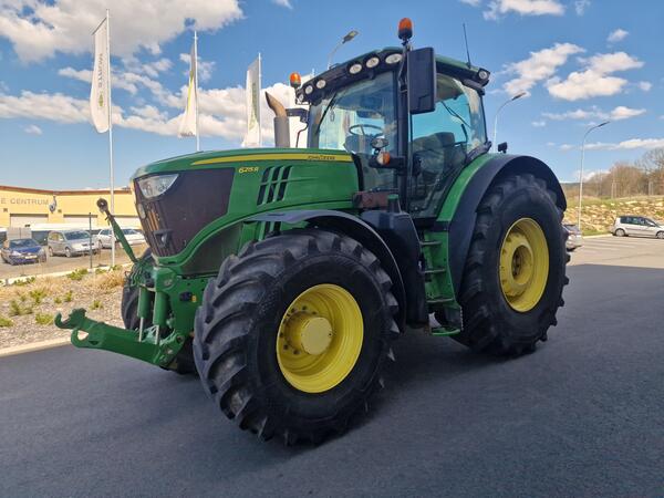 Kolový traktor John Deere 6215R včetně SF6000