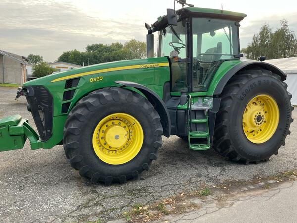 Kolový traktor John Deere 8330