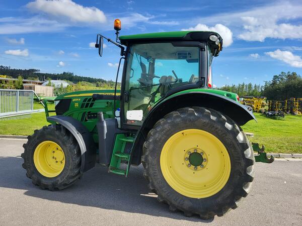 Kolový traktor John Deere 6125R