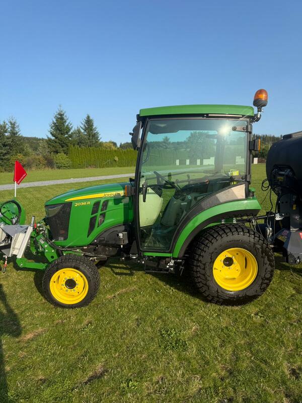 Komunální traktor John Deere 2036R