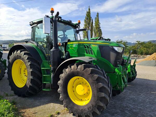 Kolový traktor John Deere 6215R CommandPRO + SF6000