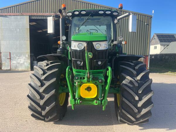 Kolový traktor John Deere 6155R