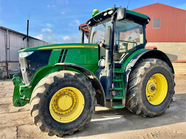 Kolový traktor John Deere 7250R