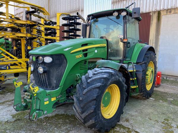 Kolový traktor John Deere 7930