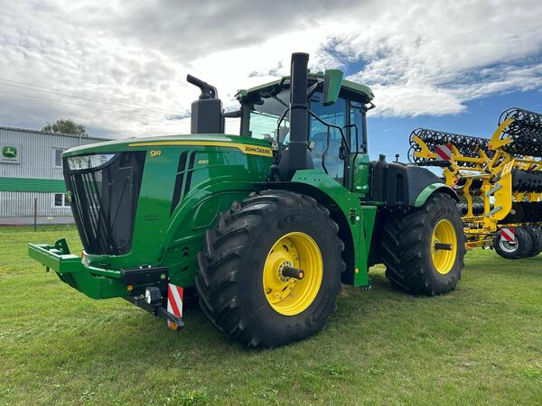 Kloubový kolový traktor 9R490