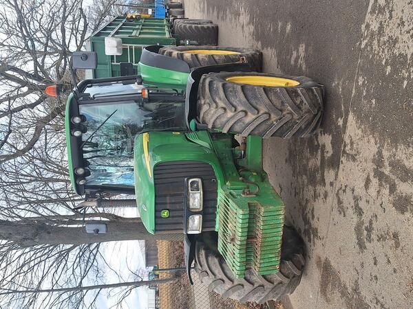 Kolový traktor John Deere 6920