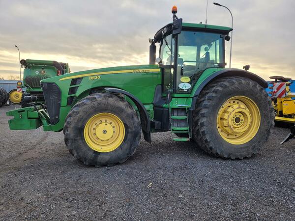 Kolový traktor John Deere 8530