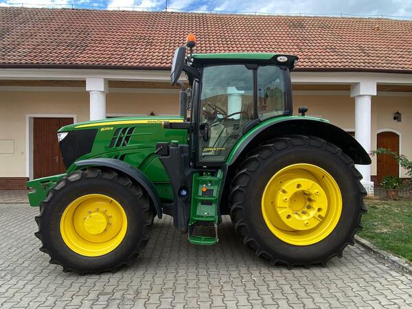 Kolový traktor John Deere 6215R