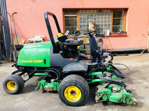 Rotační sekačka John Deere 3245C