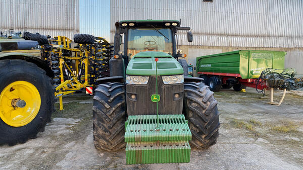 Kolový traktor John Deere 8335R