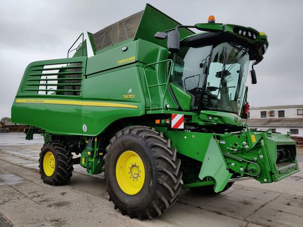 Sklízecí mlátička John Deere T670i + lišta 630X