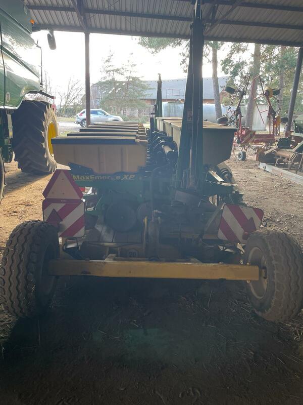 Přesný secí stroj John Deere 1750 MaxEmerge XP