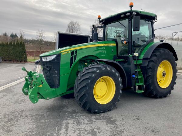 Kolový traktor John Deere 8370R