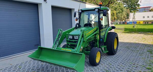 Kompakntí traktor John Deere 4052R