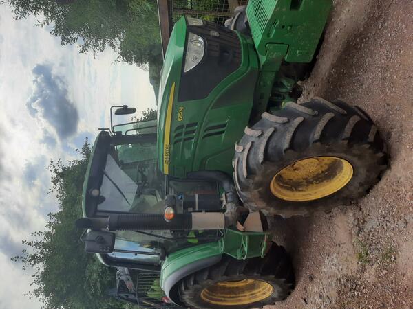 Traktor John Deere 6115M s lesní úpravou