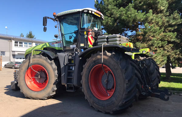 Starší kolový traktor CLAAS XERION 5000 VC