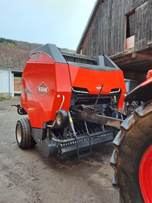 Lis na kulaté balíky KUHN VB3155 OC14 s řezáním