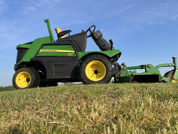 Rotační sekačka John Deere 1550