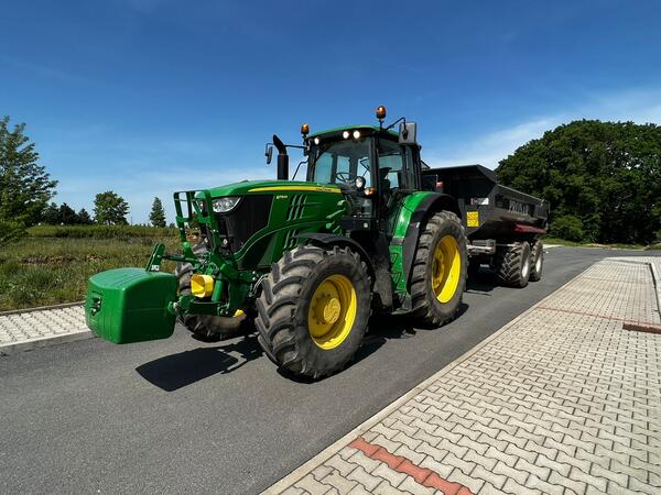 Kolový traktor John Deere 6175M + Pronar