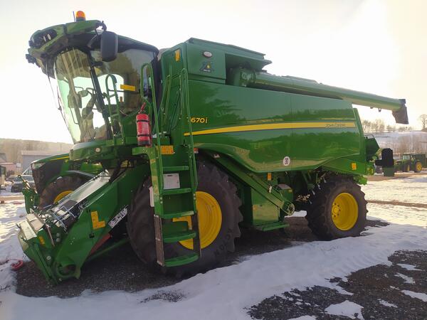 Sklízecí mlátička John Deere T670i + lišta 625X