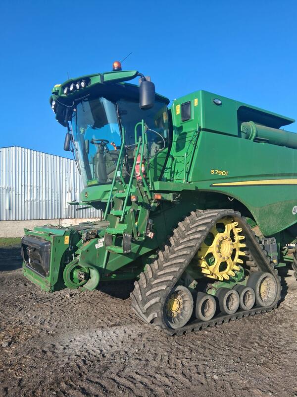 Sklízecí mlátička na pásech John Deere S790 4x4+ lišta RD30F (2200405)