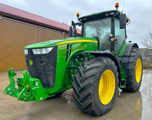 Starší kolový traktor JOHN DEERE 8400R e23