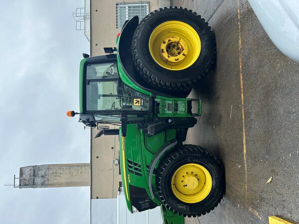 Kolový traktor John Deere 6175M