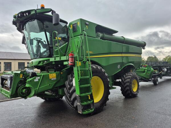 Sklízecí mlátička John Deere S785i