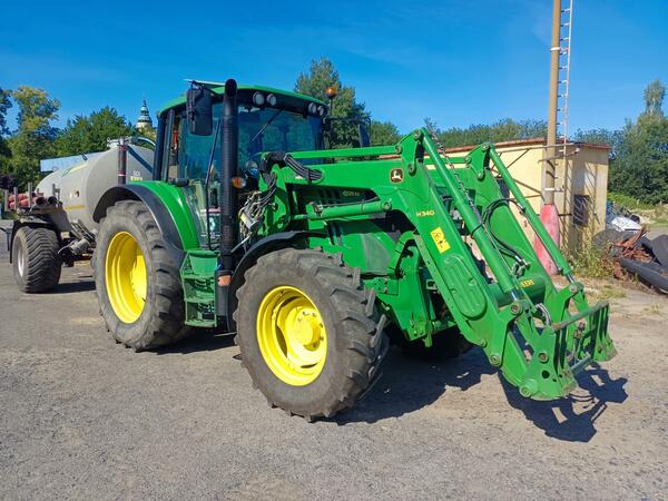 Traktor John Deere 6125M s čelním nakladačem H340