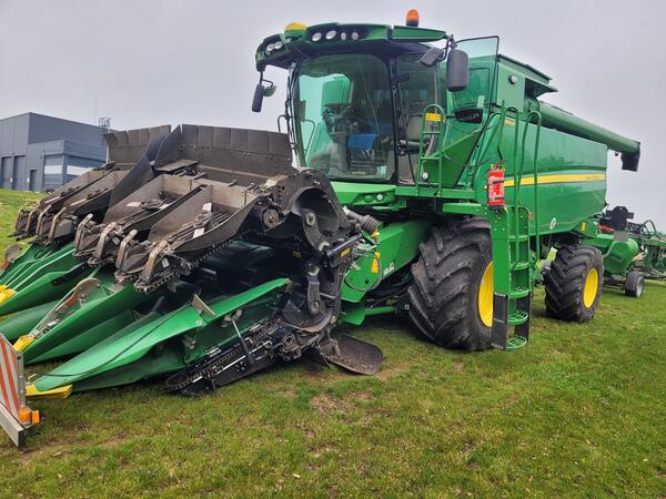 Sklízecí kolová mlátička John Deere T670 HillMaster 4x4