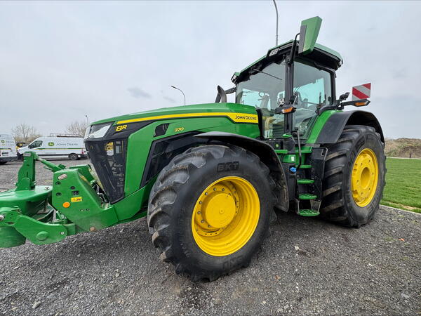 Kolový traktor John Deere 8R 370