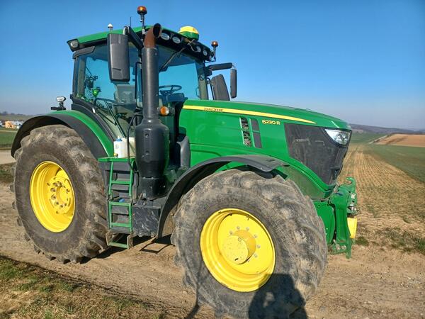Kolový traktor John Deere 6230R