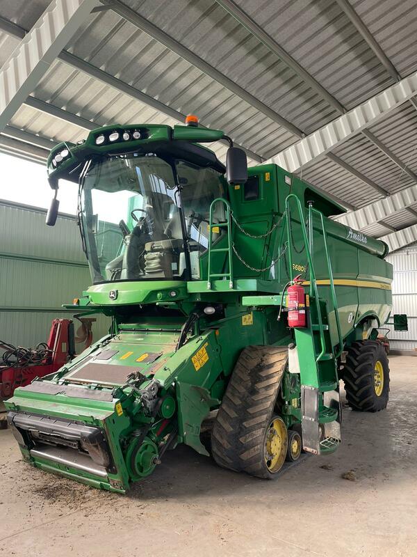 Sklízecí mlátička John Deere S680i pásy