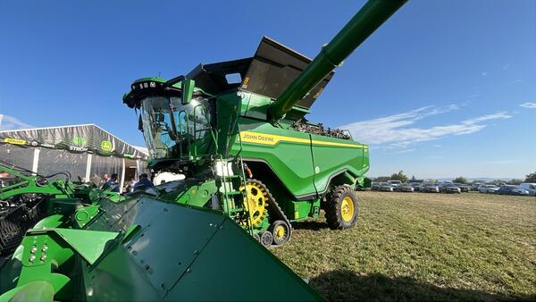 Použitá sklízecí mlátička na pásech John Deere X9