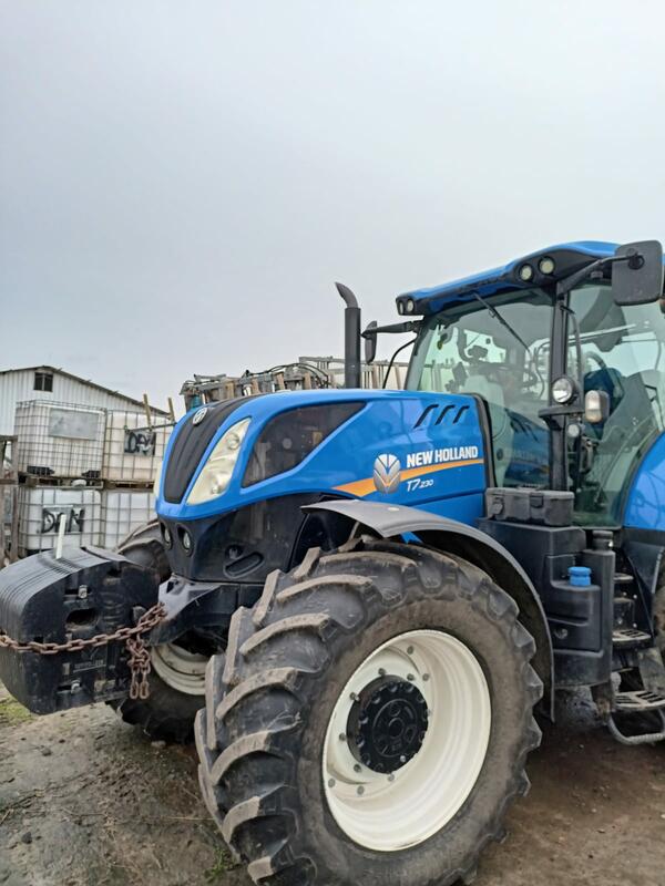 Kolový traktor New Holland T7.230