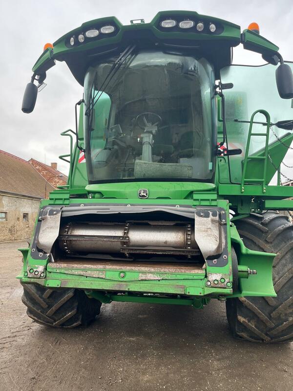 Sklízecí mlátička John Deere S680i