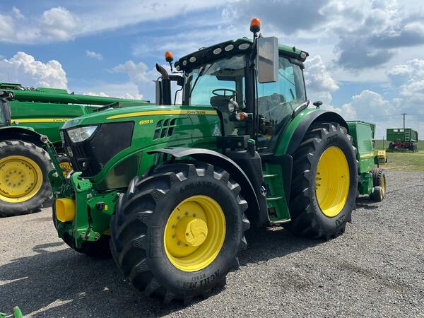 Kolový traktor John Deere 6155R
