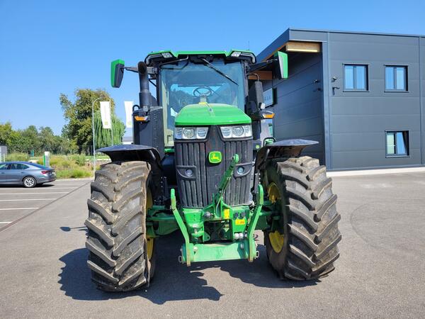 Kolový traktor John Deere 7R 290