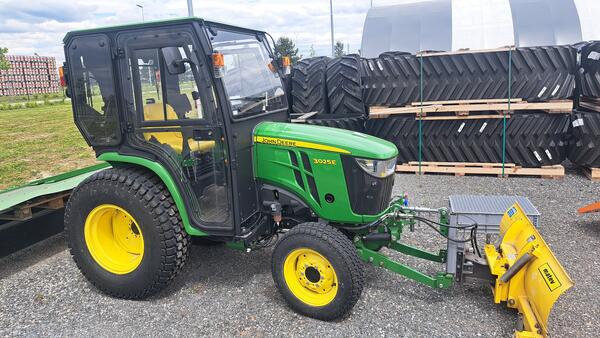 Kolový traktor John Deere 3025E s kabinou