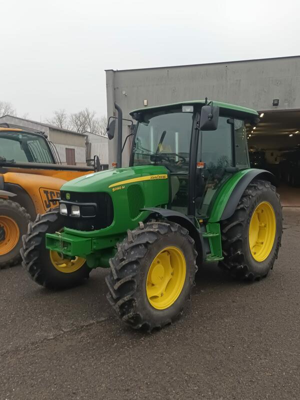 Kolový traktor John Deere 5090M
