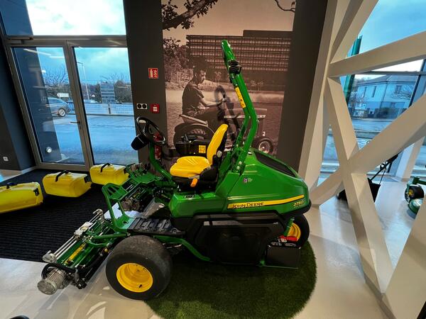 Vřetenová sekačka John Deere 2750E-Cut