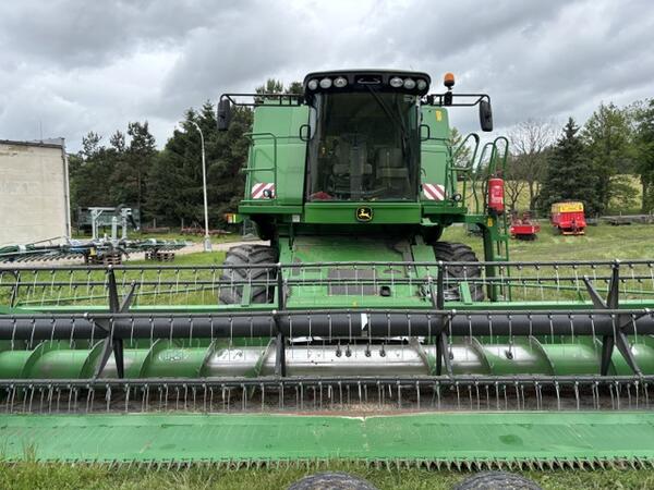 Použitá sklízecí mlátička John Deere T660HM
