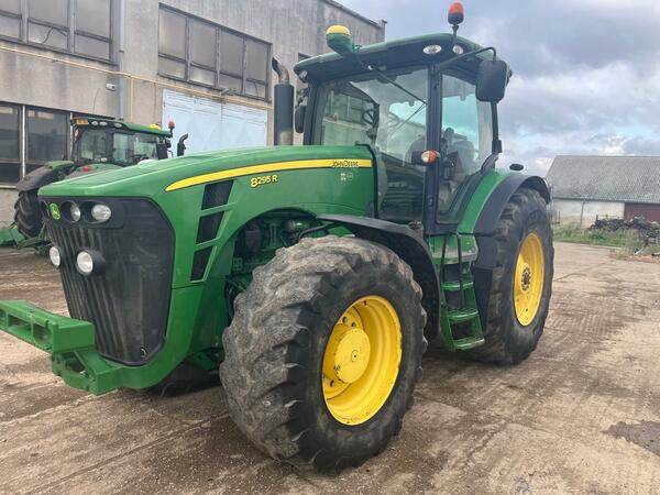 Kolový traktor John Deere 8295R