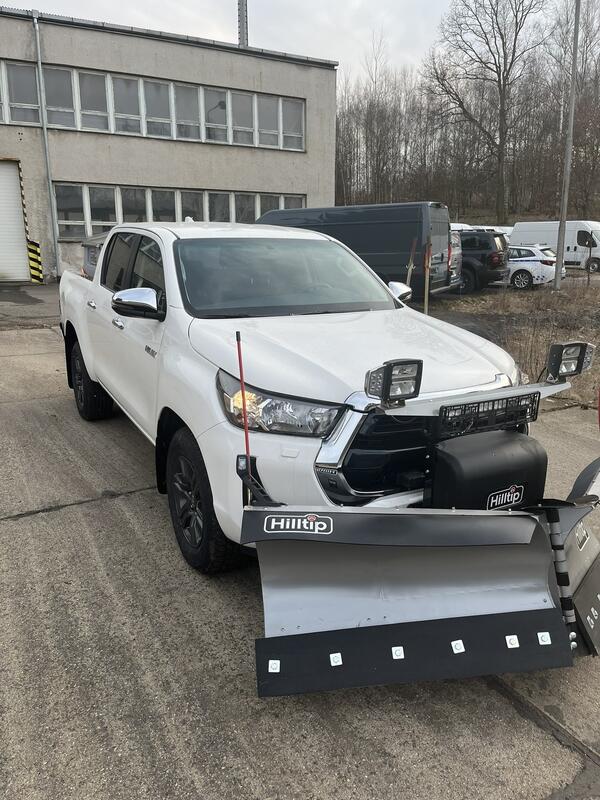 Toyota Hilux s radlicí a sypačem