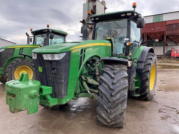 Kolový traktor John Deere 8370R e23