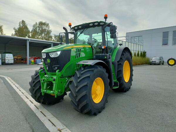 Kolový traktor John Deere 6175R