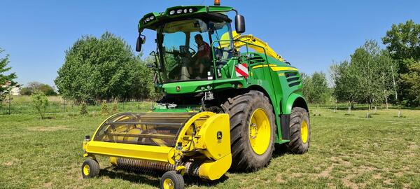 Sklízecí řezačka 8800i 4x4+ Kemper 390 + pick up 639