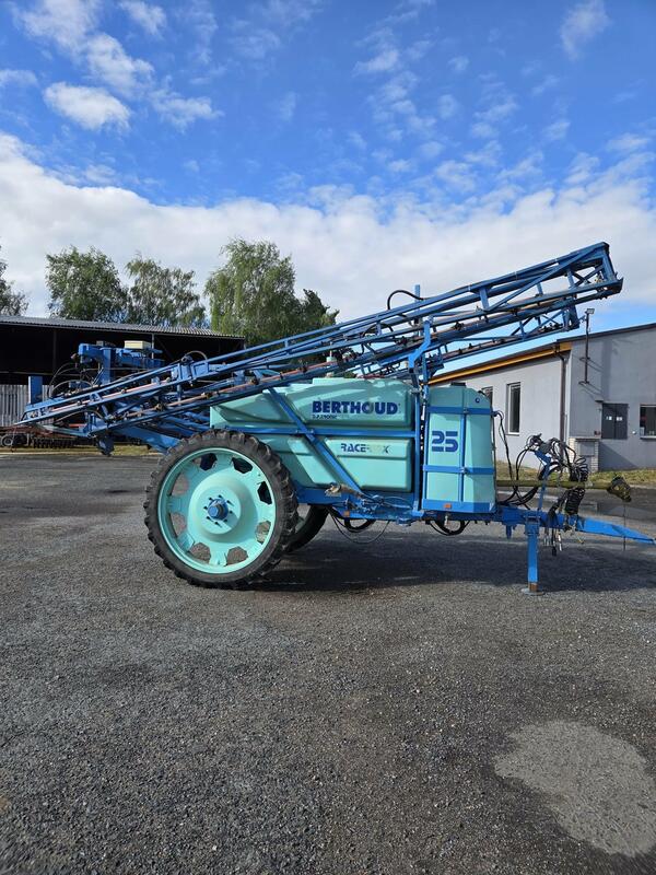 Použitý tažený postřikovač Berthoud  2700L - 24m